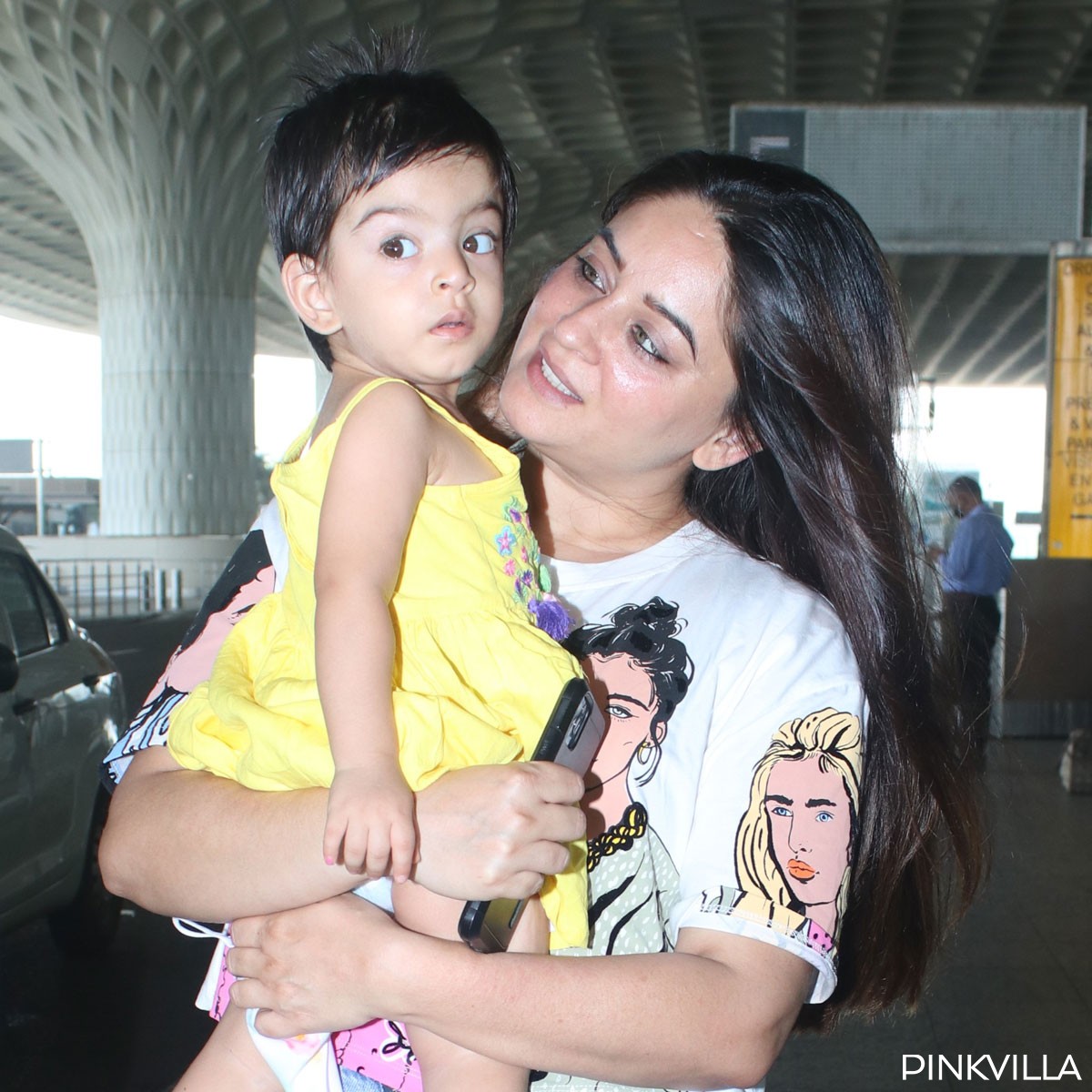 Mahhi Vij's daughter Tara doesn't want mommy to leave as she &amp; hubby Jay come to drop her at airport