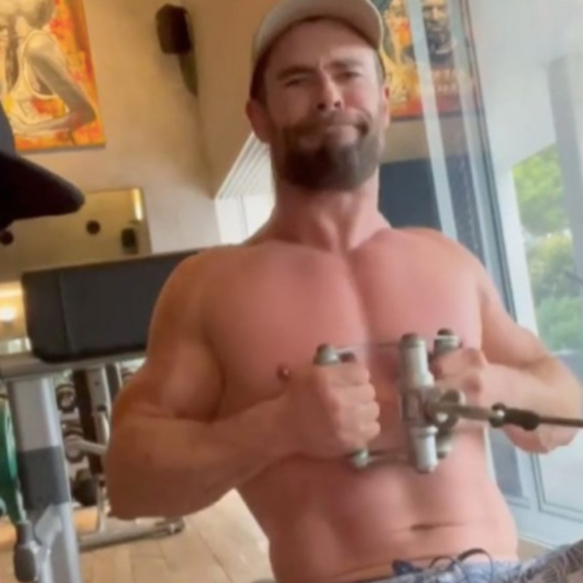 Thor alum Chris Hemsworth puts fit physique on display 