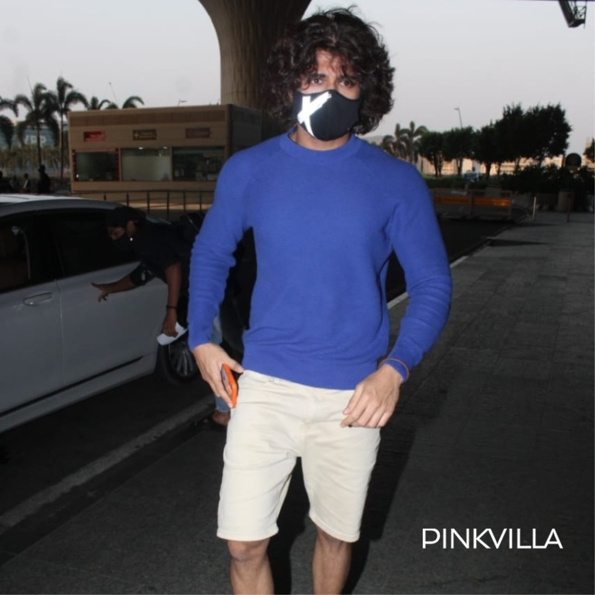 PHOTOS: Vijay Deverakonda keeps it simple and stylish in a casual outfit as he gets papped in Mumbai